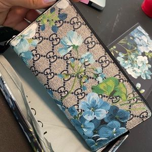 Brand new gucci floral wallet!!!